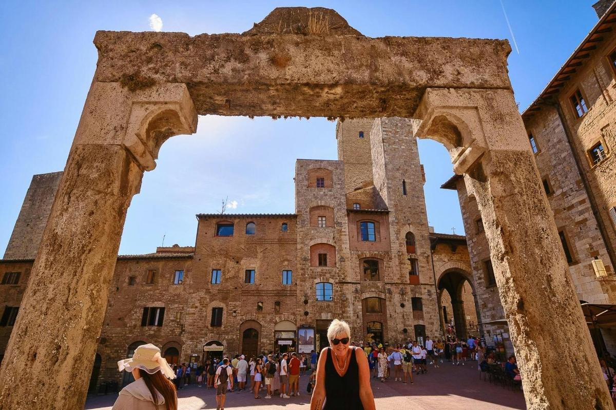 an archway in front of a building