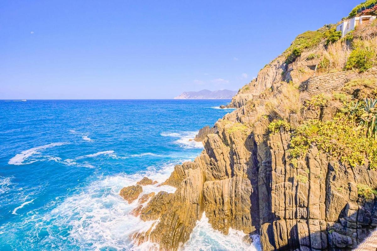 pemandangan lautan dan pantai berbatu