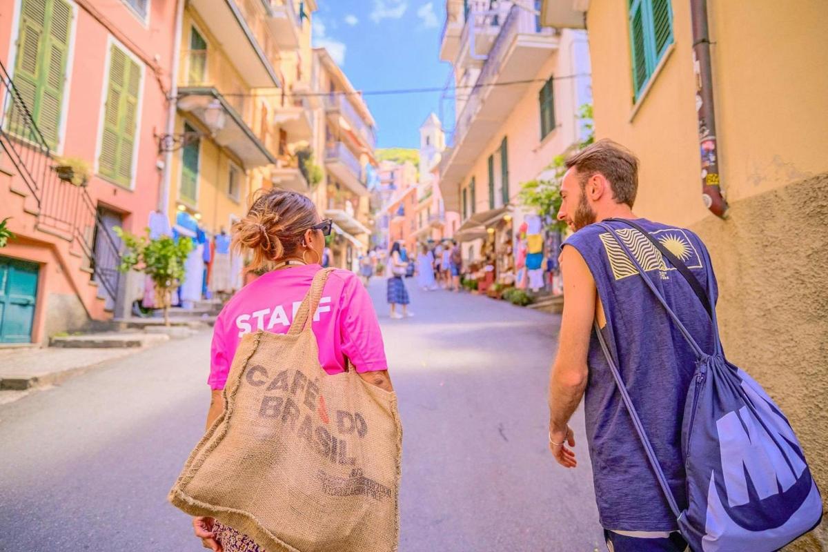 un home i una dona caminant per un carrer