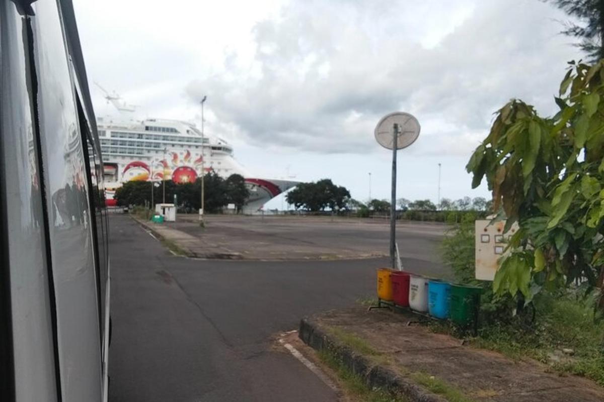 een lege straat met een cruiseschip op de achtergrond