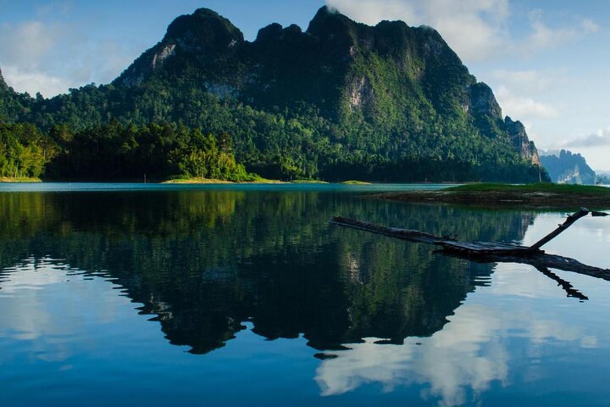 um reflexo de uma montanha em um corpo d'água