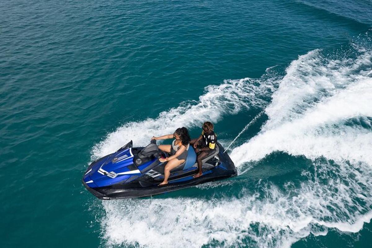 duas pessoas andando de jet ski na água