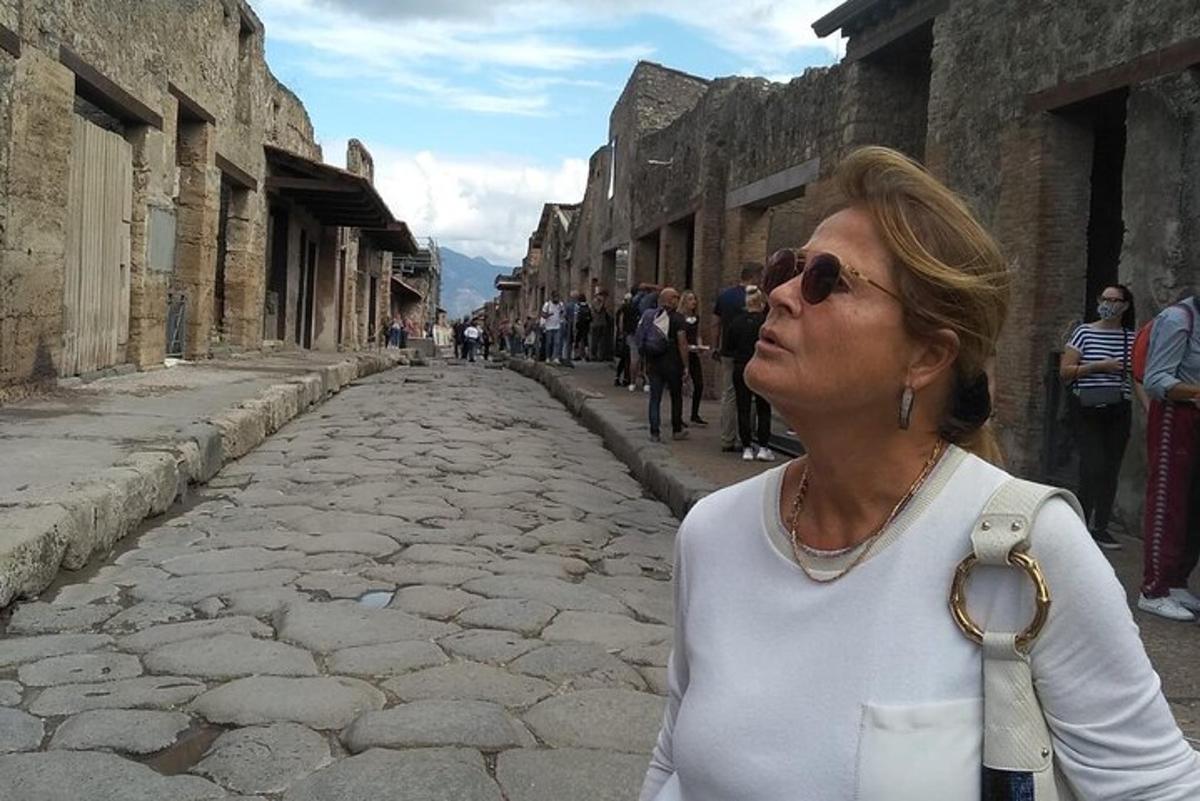 žena stojící na dlážděné ulici