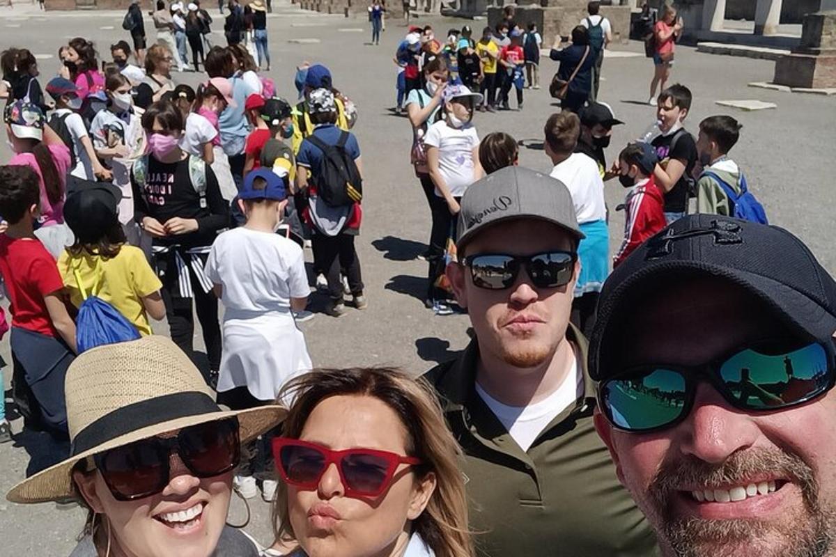 Un grupo de personas están de pie entre una multitud