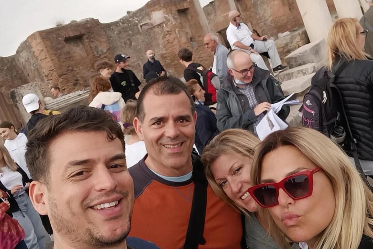 skupina lidí pózujících pro fotografii