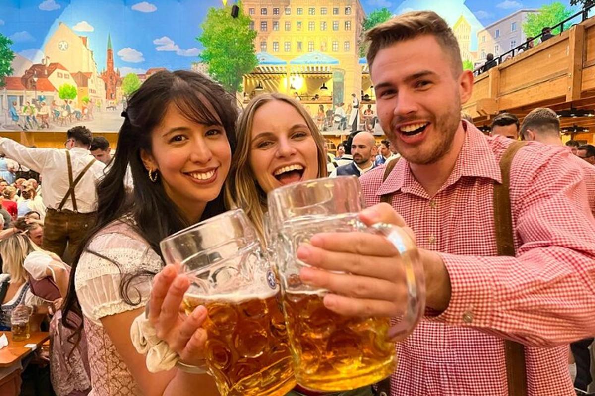 skupina ljudi, ki držijo kozarce piva