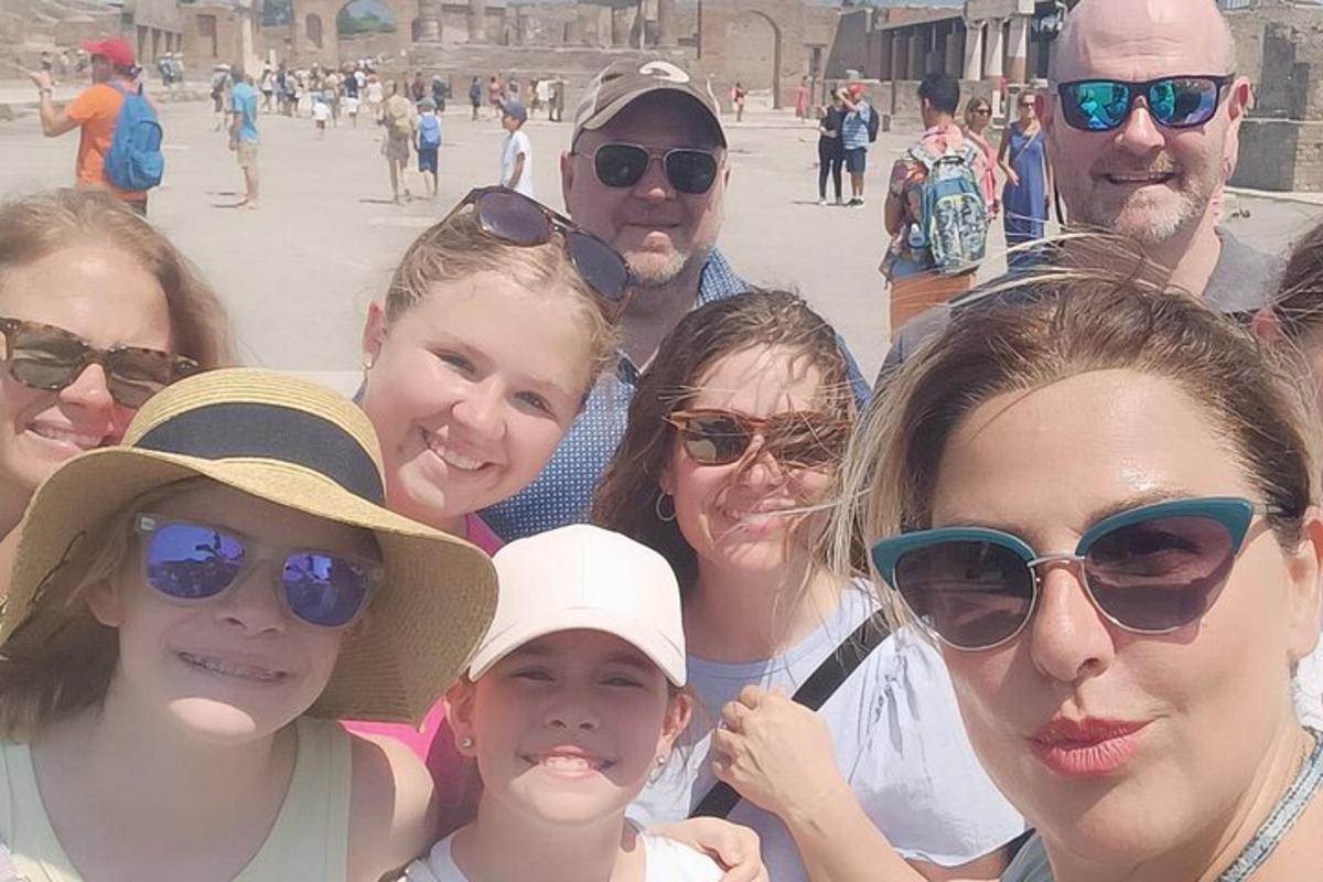 fotoğraf çektirmek için poz veren bir grup insan