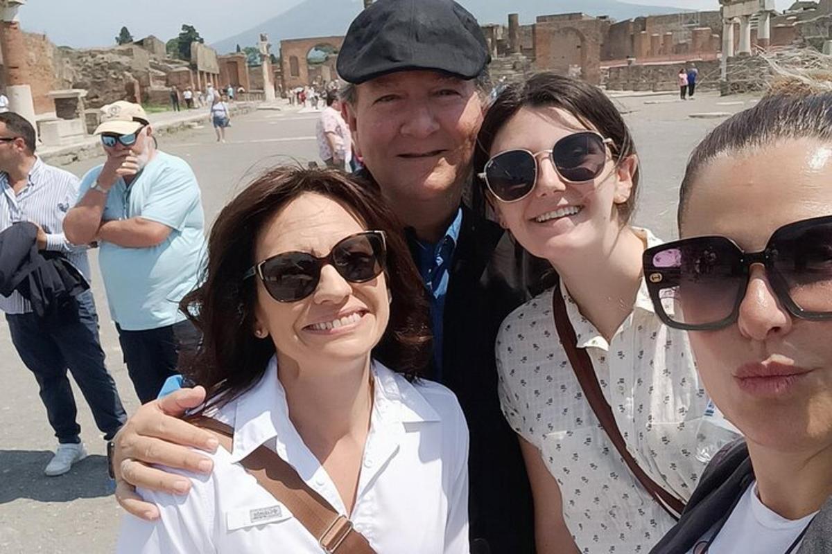 skupina ljudi, ki pozirajo za sliko pred akropolo