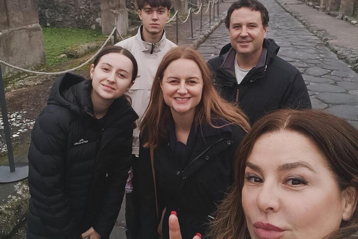 grupa ludzi pozująca do zdjęcia