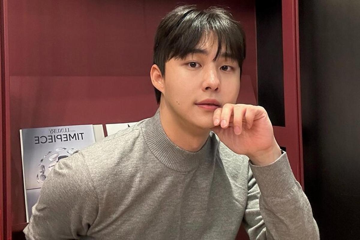 손가락을 입에 넣은 청년