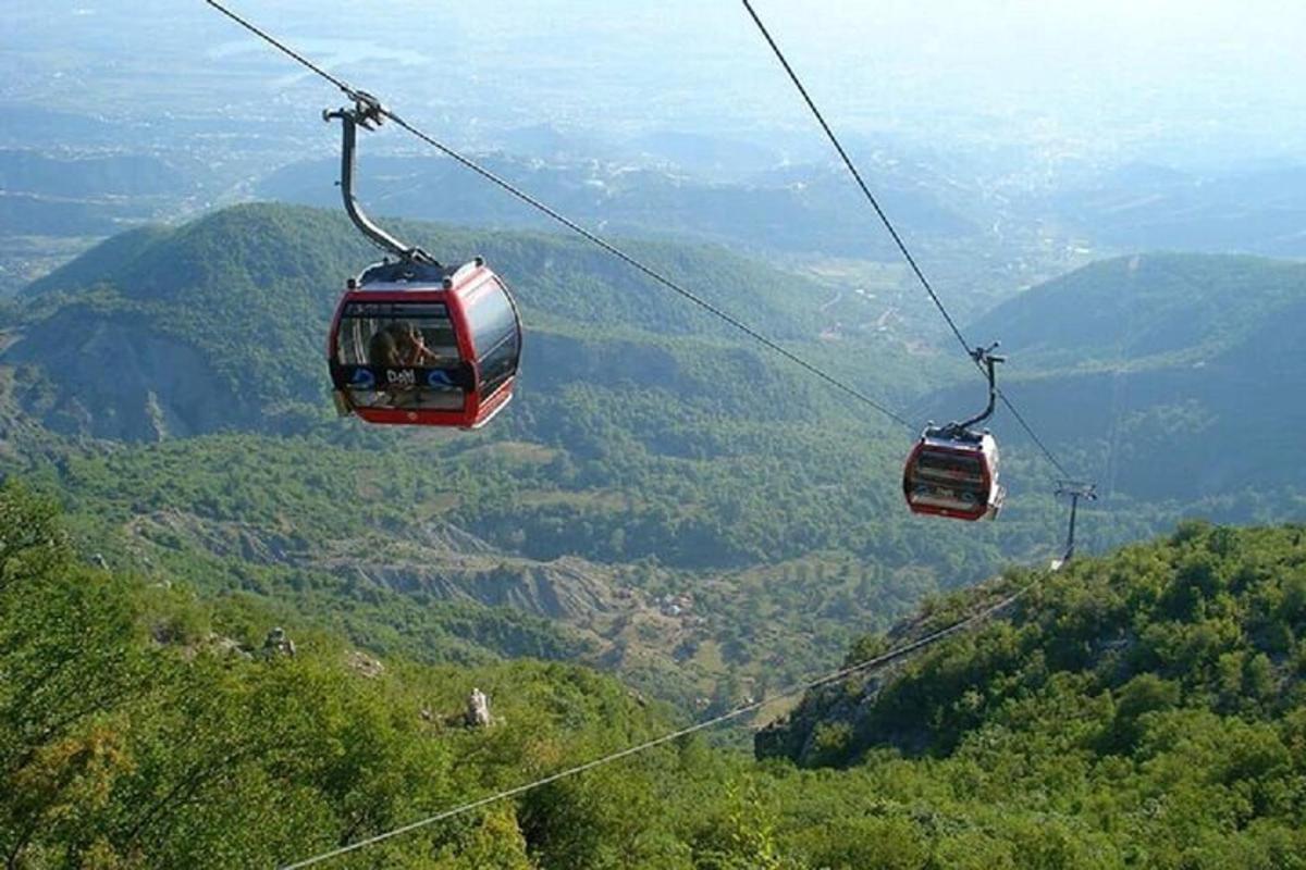 due funivie che sorvolano una valle di montagna