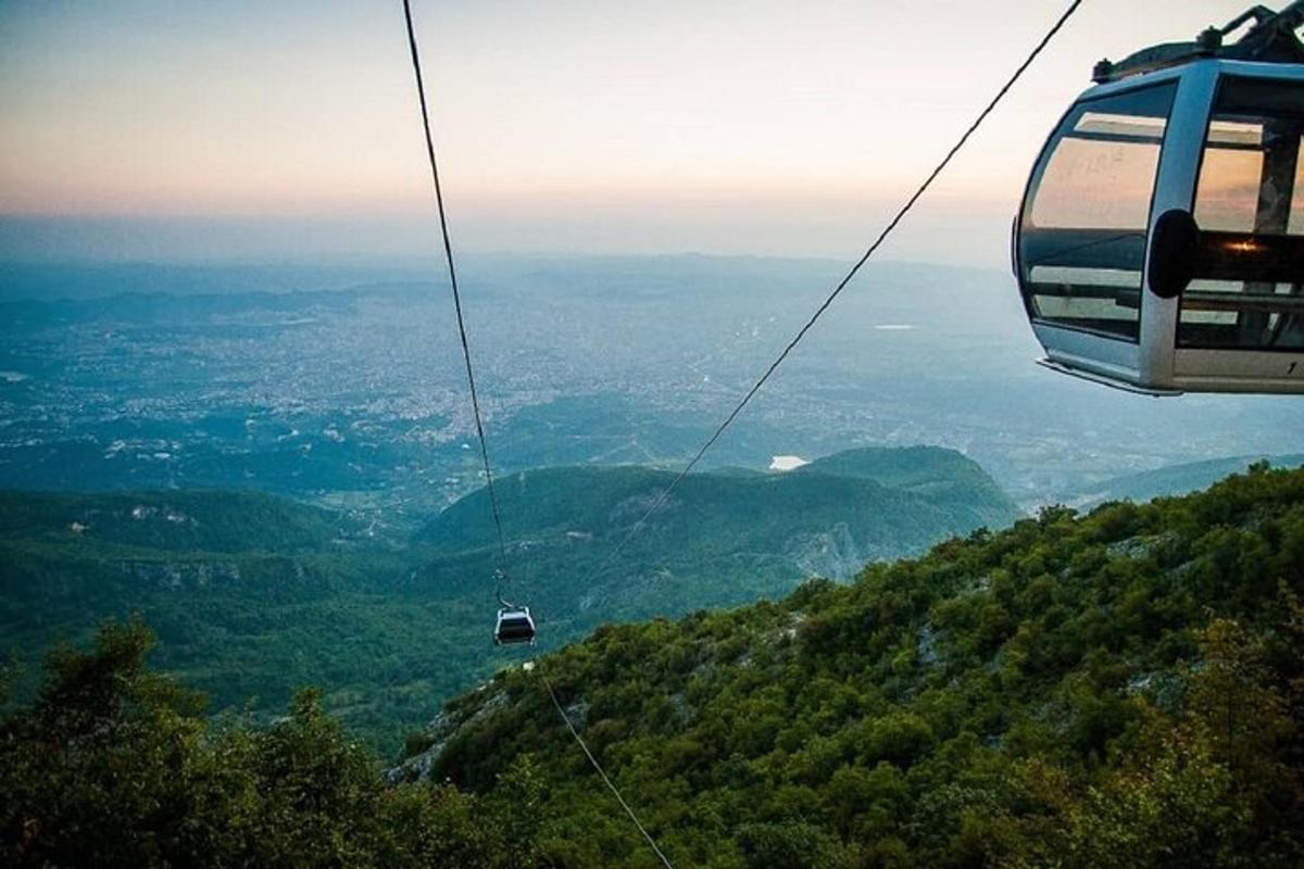 un giro in gondola su una montagna con vista