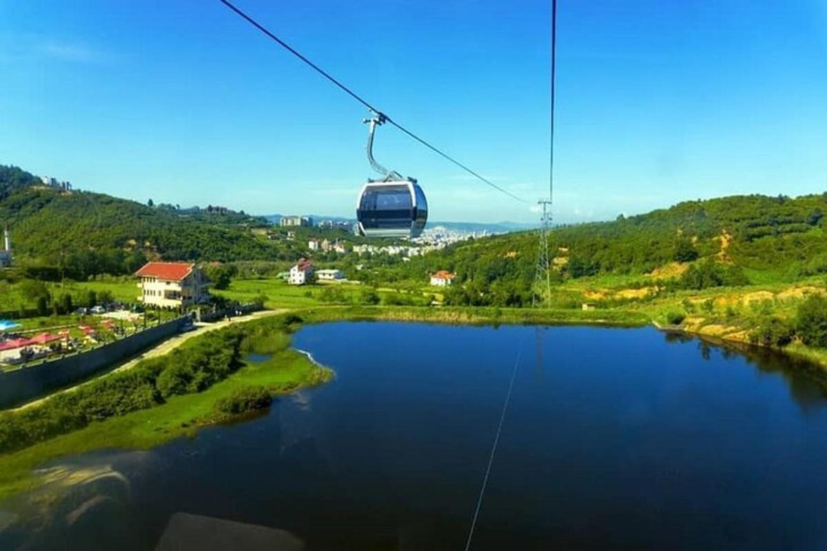 gondola letí nad řekou