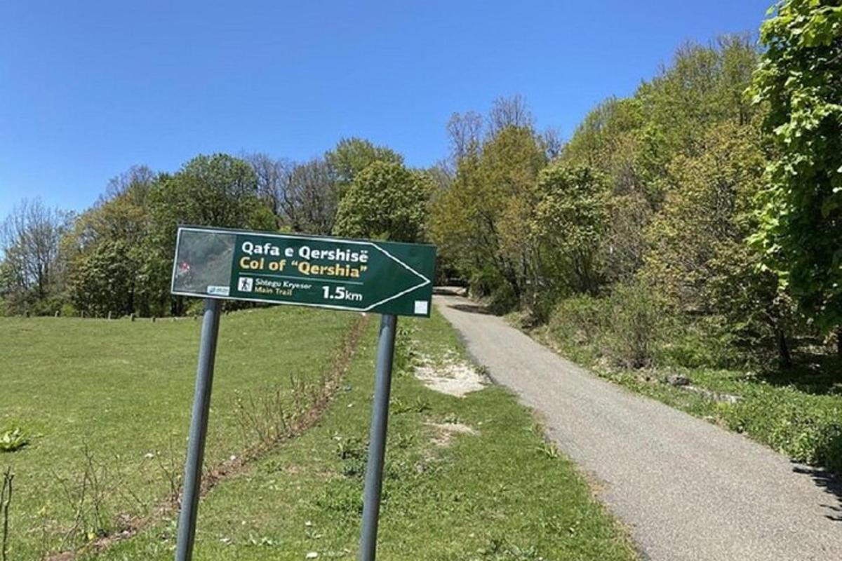 cedule na kraji prašné cesty