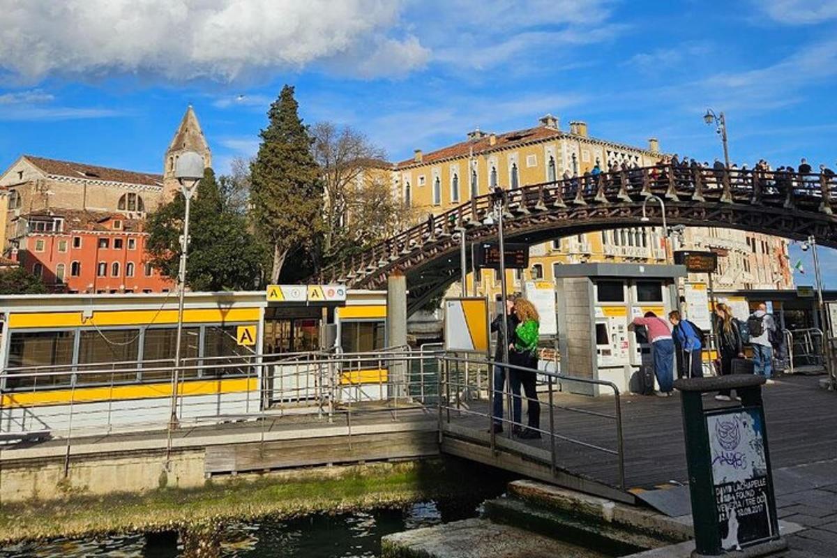 most čez reko z vlakom na njem