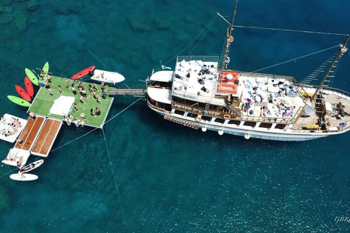 Un gran barco en el agua con gente a bordo.