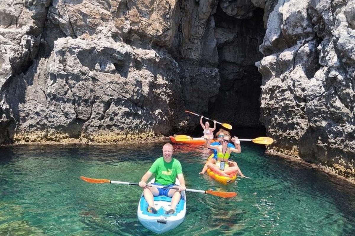 Un grupo de personas haciendo kayak en una cueva.