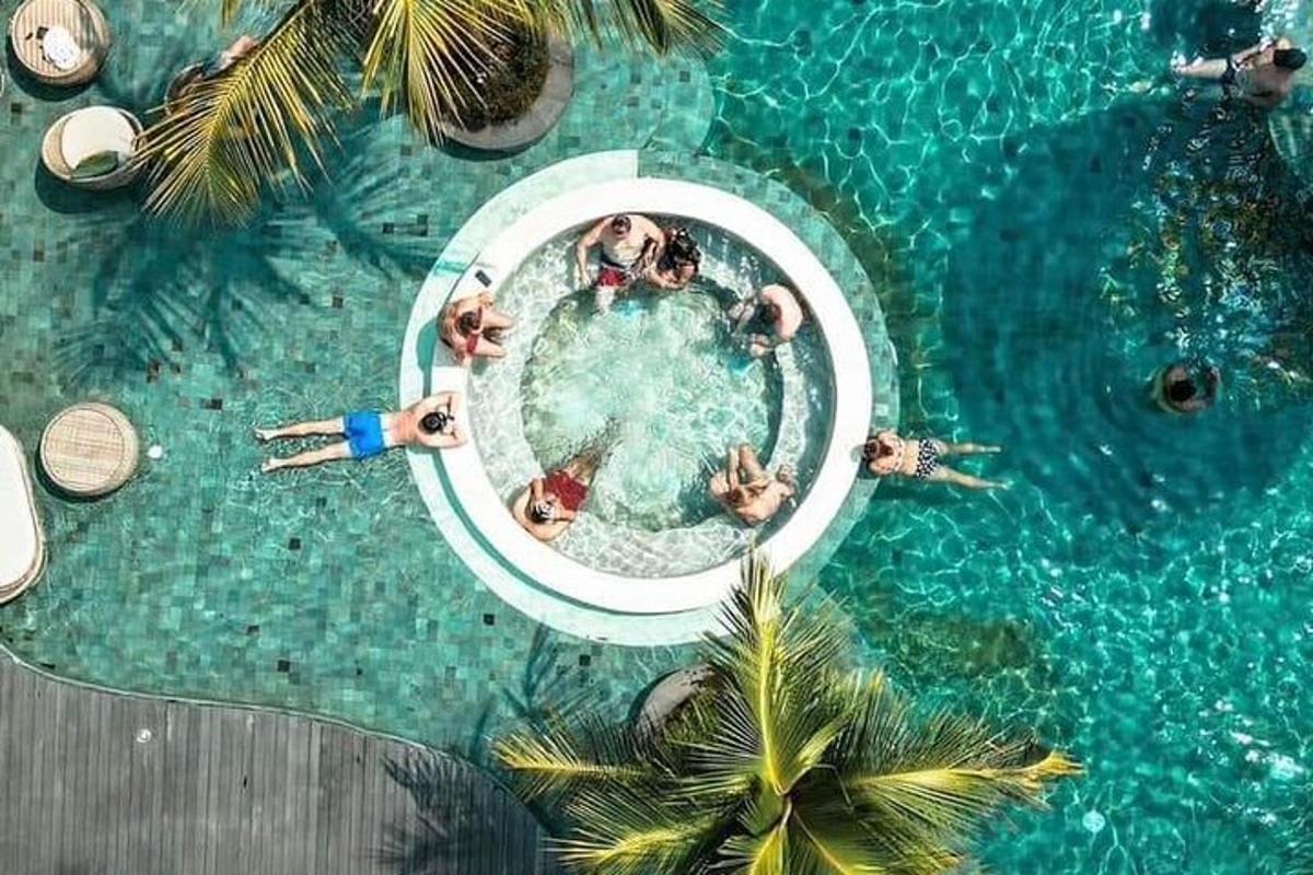 isang grupo ng mga tao sa isang pool sa tubig