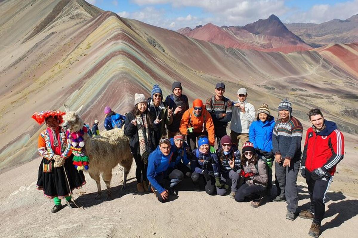 un grup de oameni care pozează pentru o fotografie pe un munte