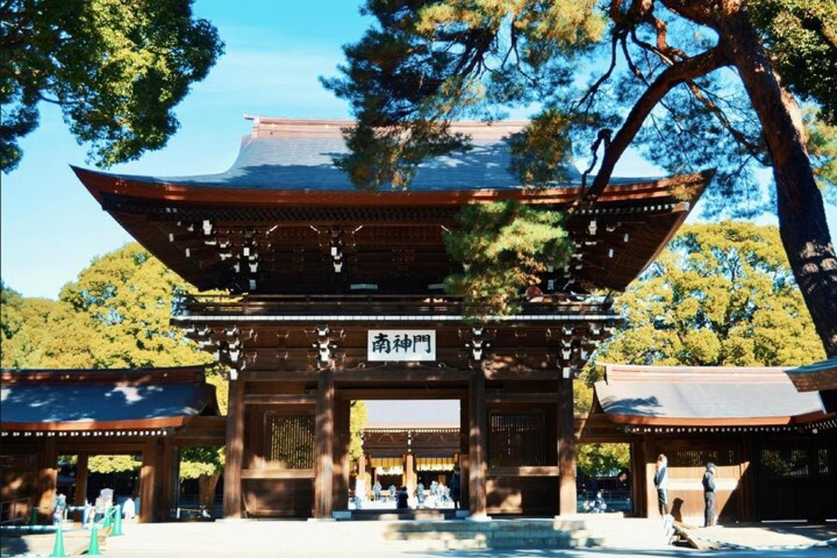 una pagoda en un parc amb arbres al fons