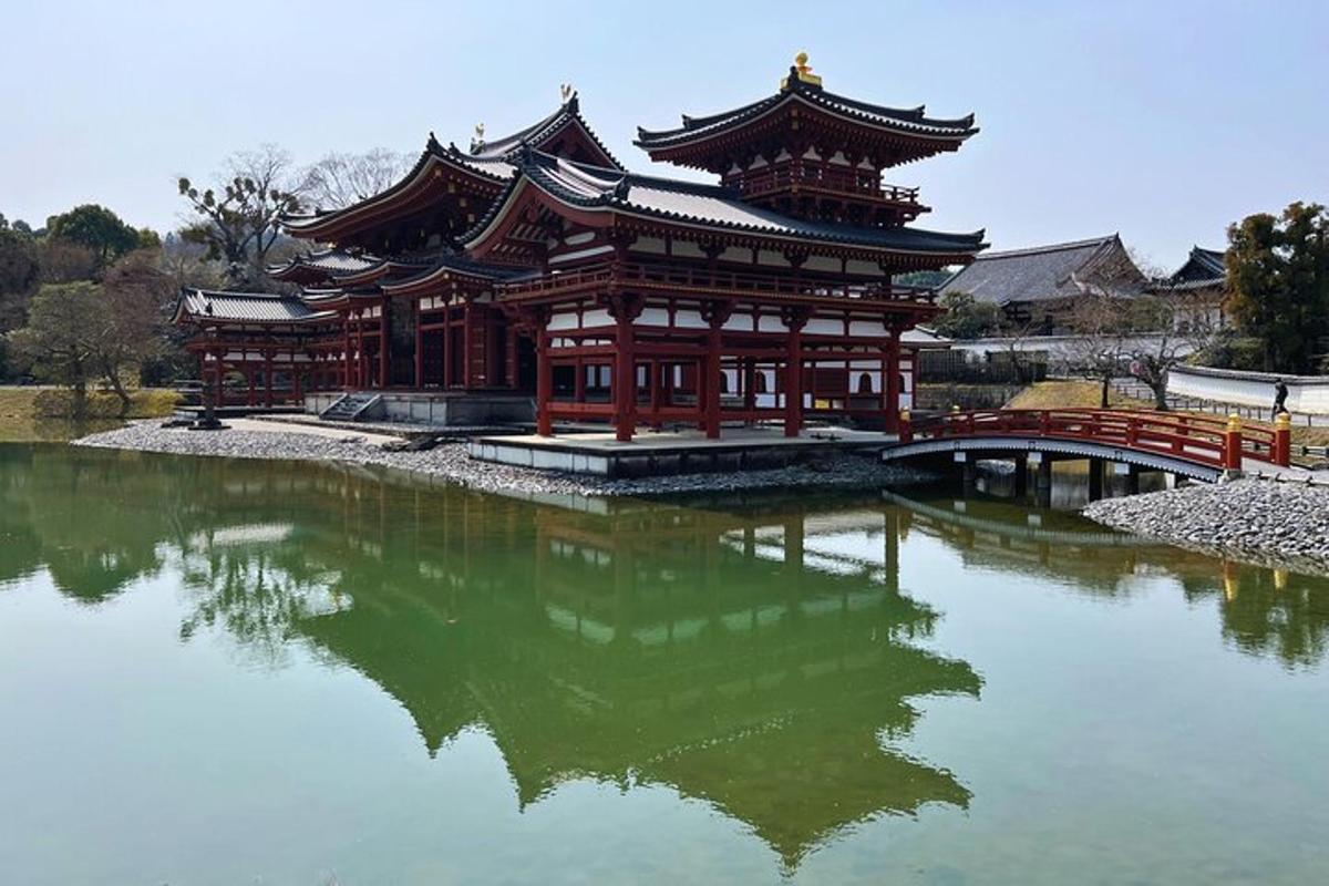 un edifici al mig d'una massa d'aigua