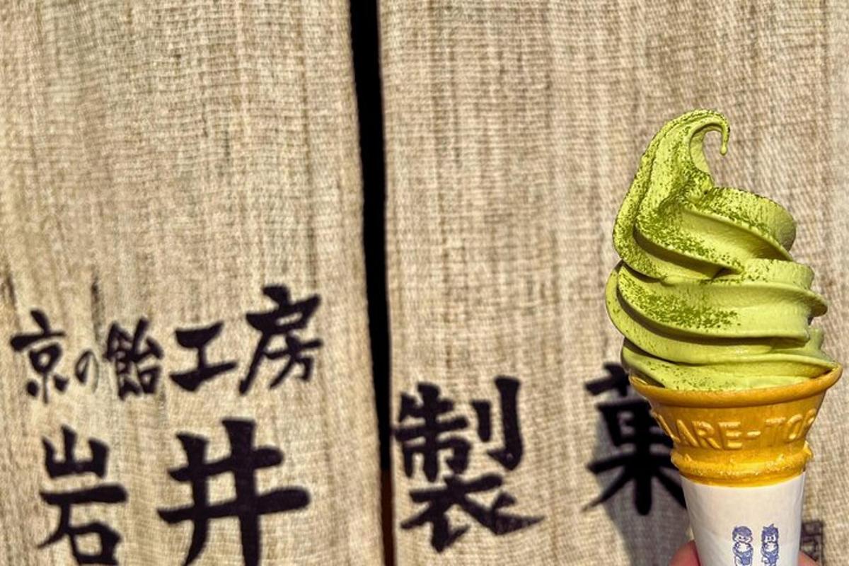 un con de gelat verd amb una serp a sobre