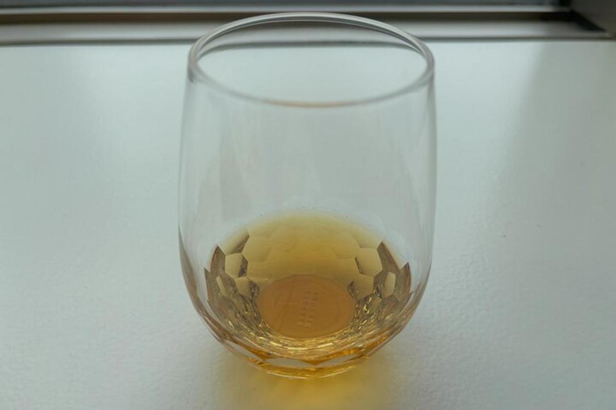 ein Glas Wein auf einem Tisch