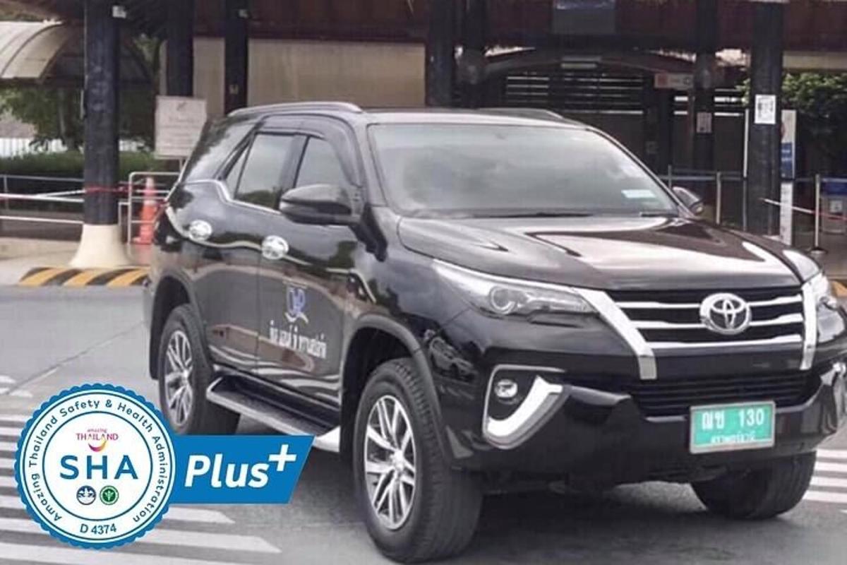 sebuah toyota fortuner hitam diletakkan di tempat letak kereta