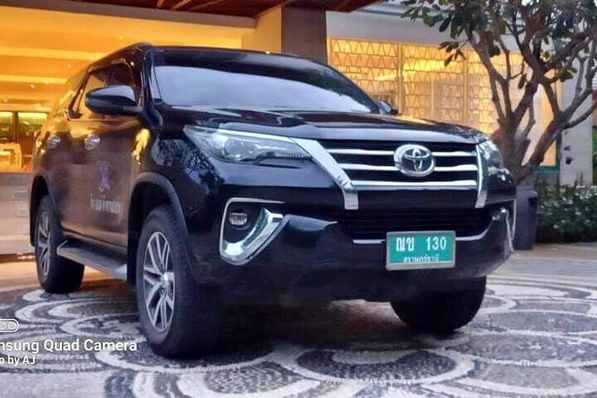 Černá Toyota Fortuner zaparkovaná na parkovišti