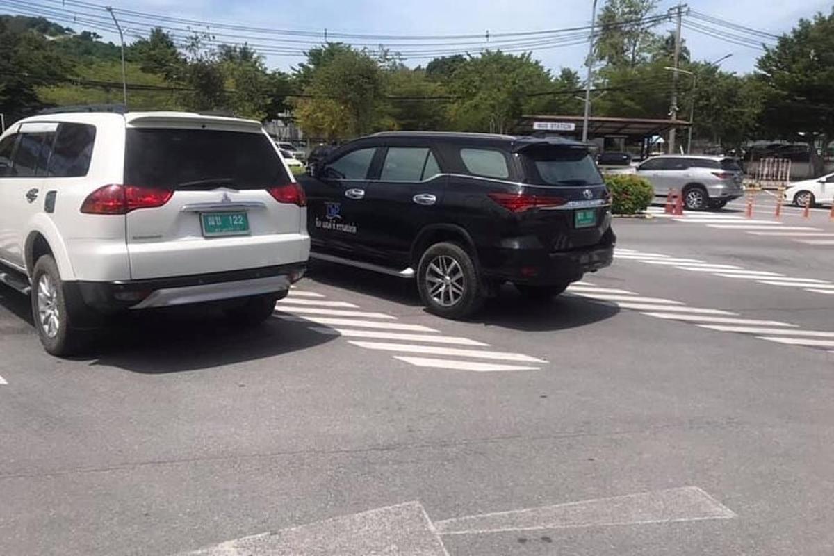 dvě auta jsou zaparkovaná na parkovišti