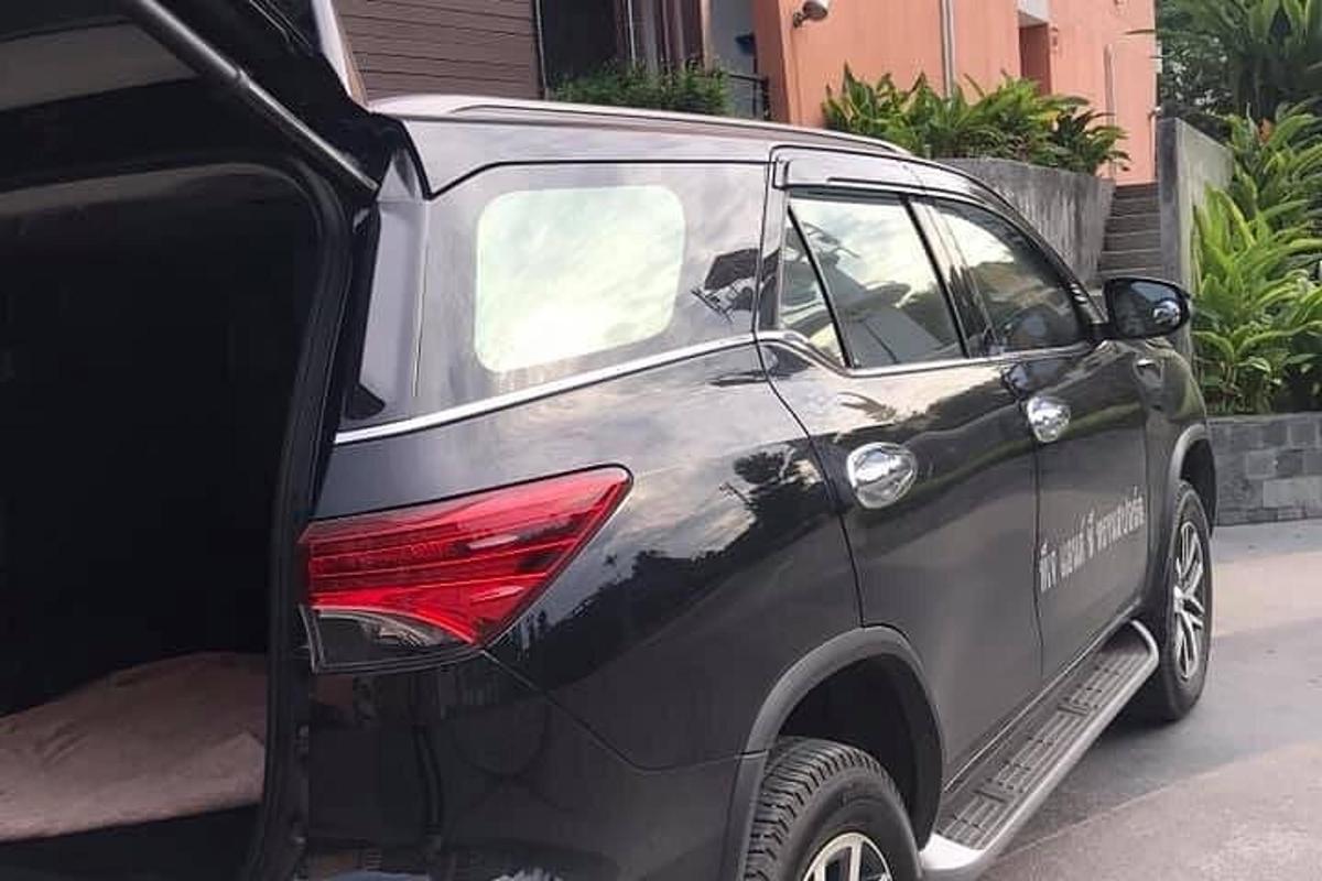 černé SUV zaparkované na kraji ulice