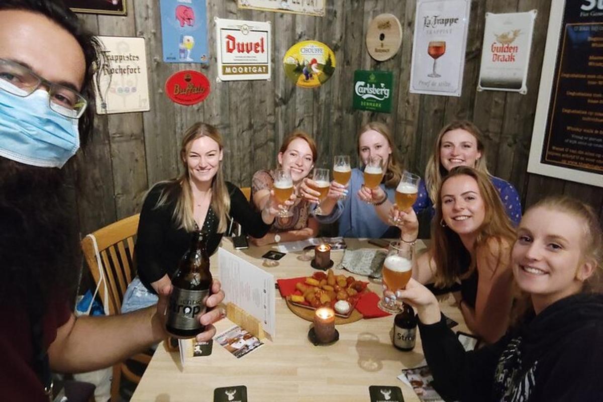 skupina žen sedících kolem stolu a pijících pivo