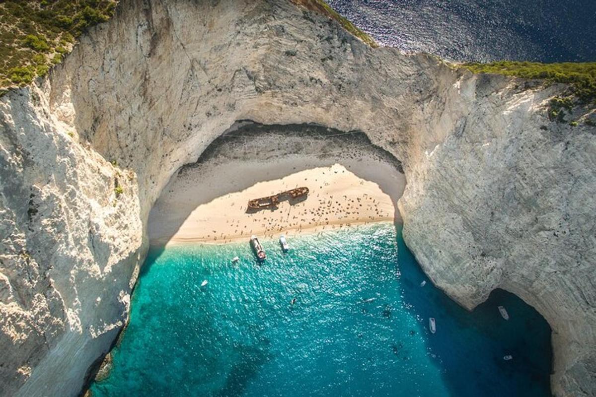 uma vista aérea de uma praia em uma caverna