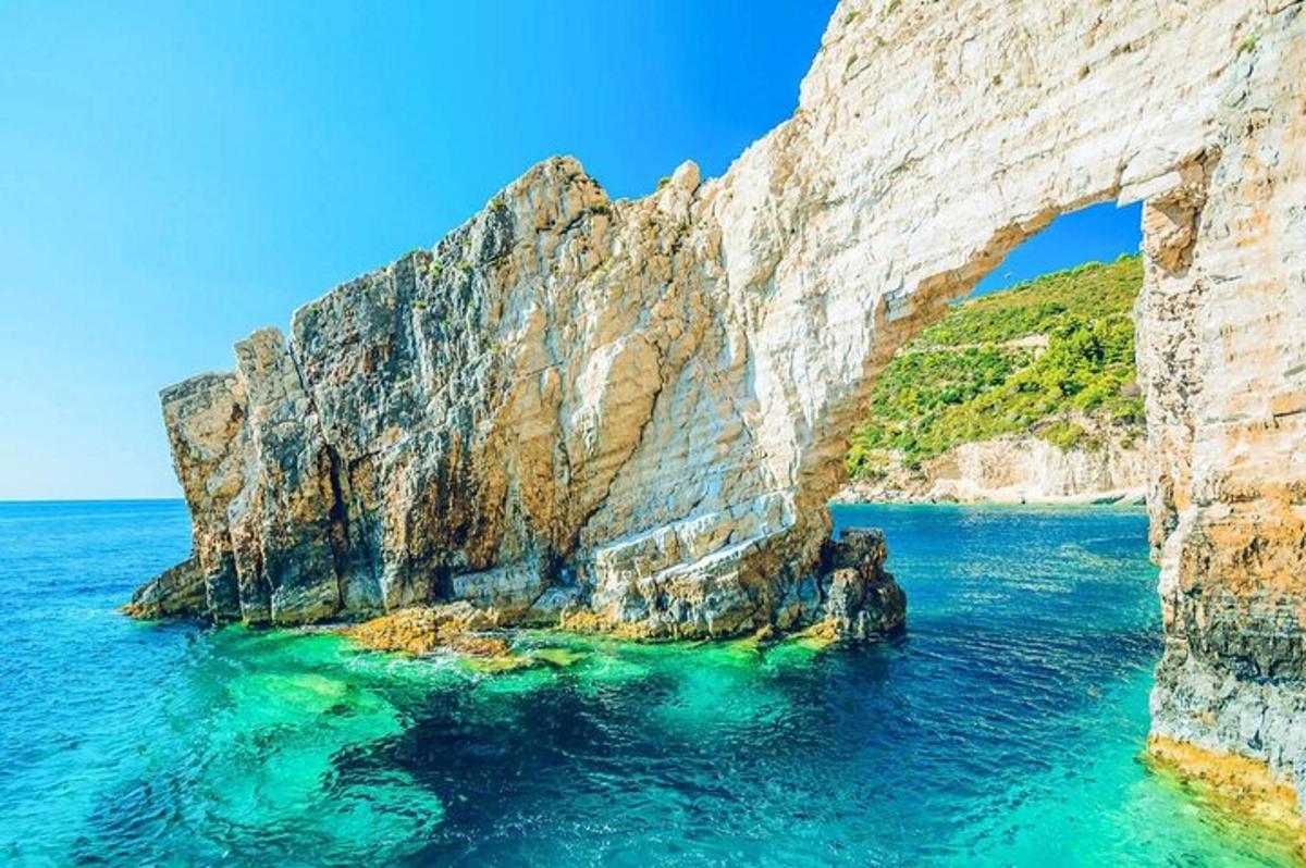 μια αψίδα στο νερό δίπλα σε έναν απότομο βράχο