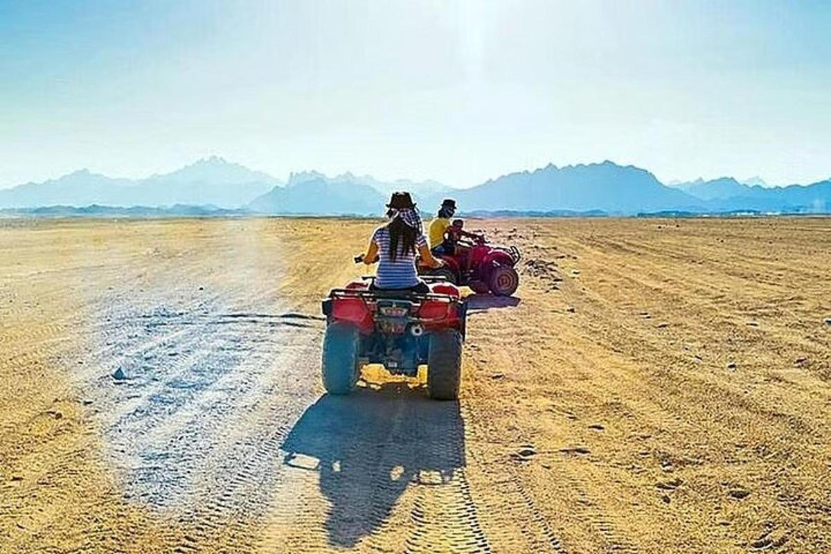 Dos personas viajando en una motocicleta todoterreno en el desierto