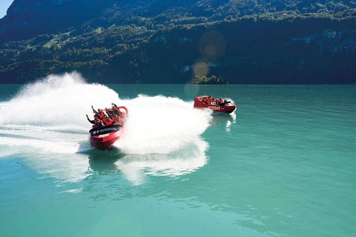 due barche in acqua su un lago