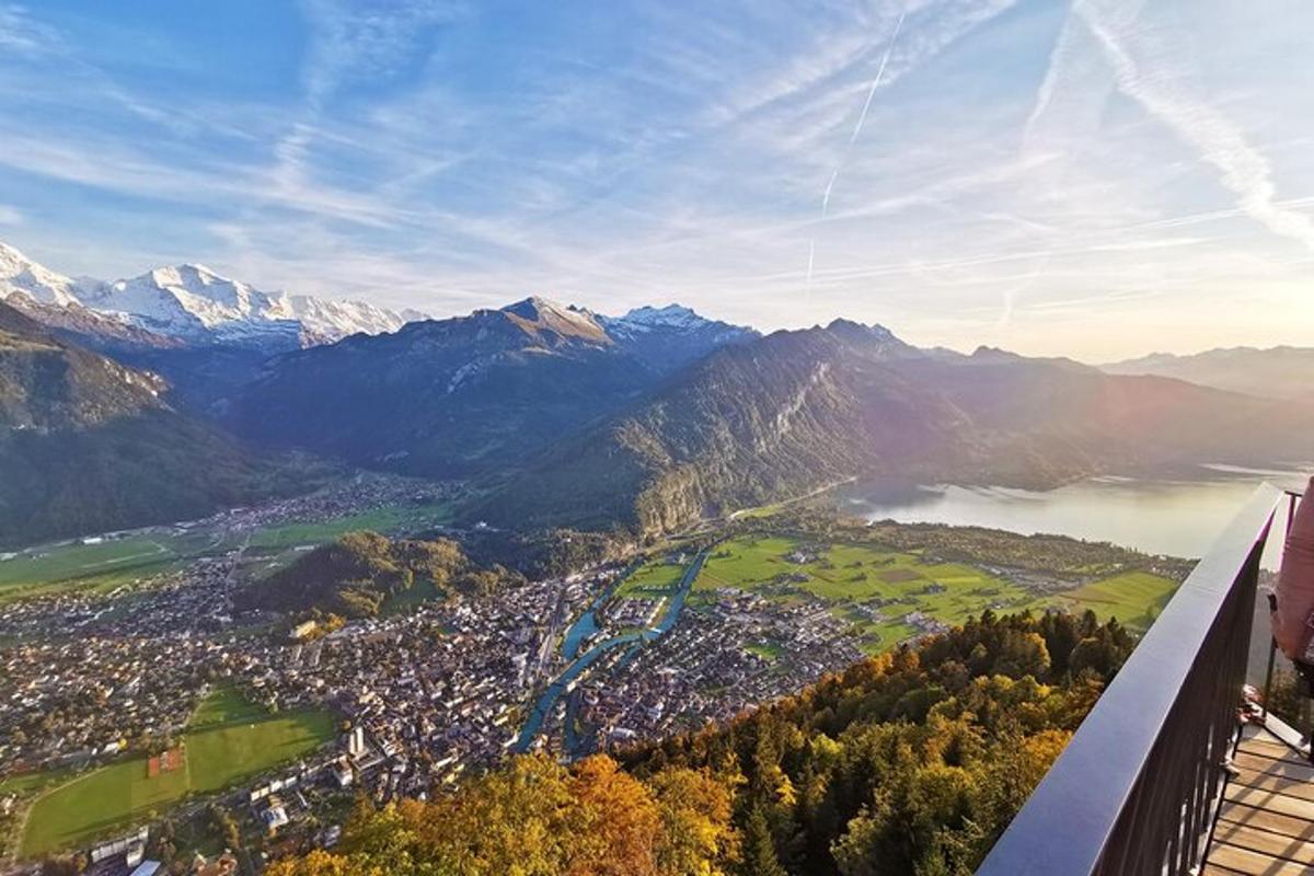 vista aerea di una città con montagne e un lago