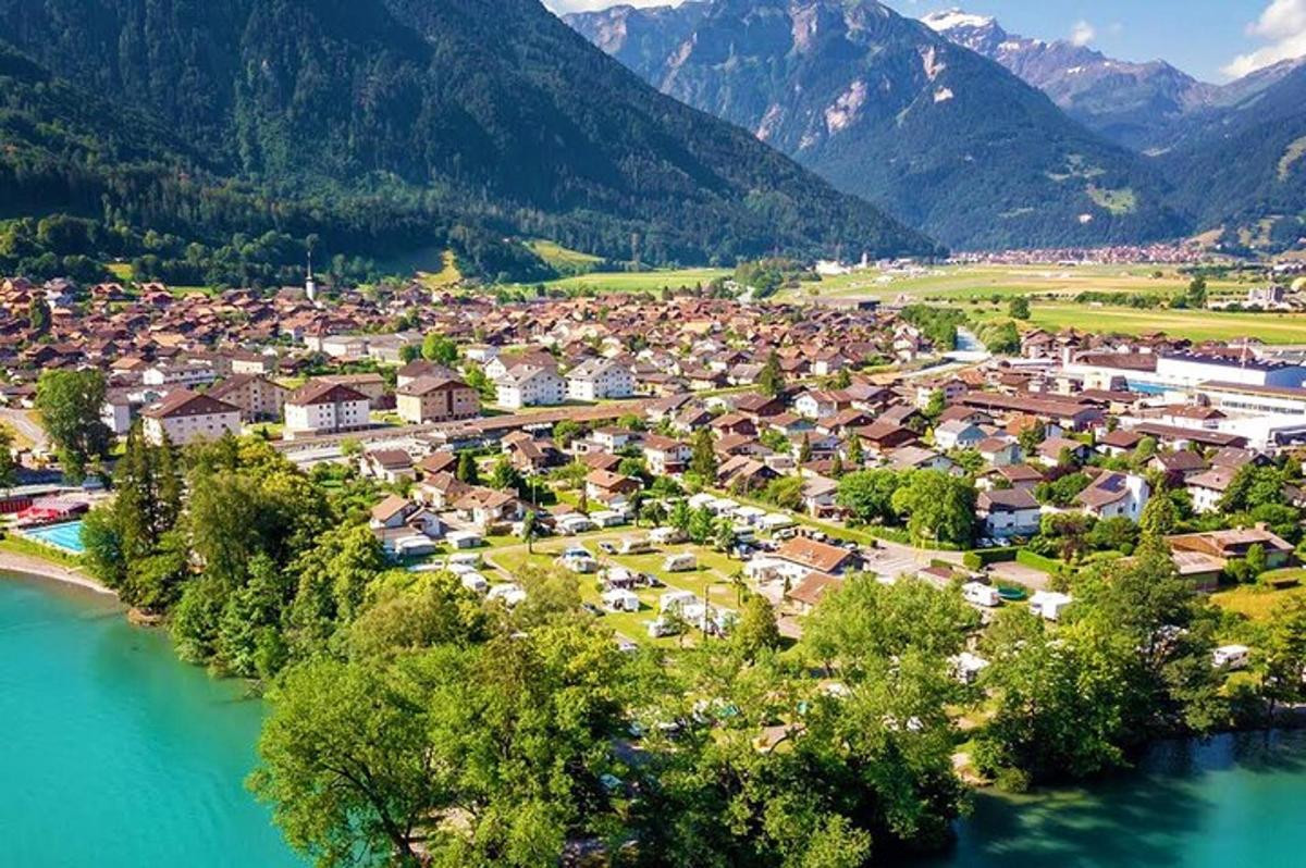 una vista aerea di una città vicino a un fiume