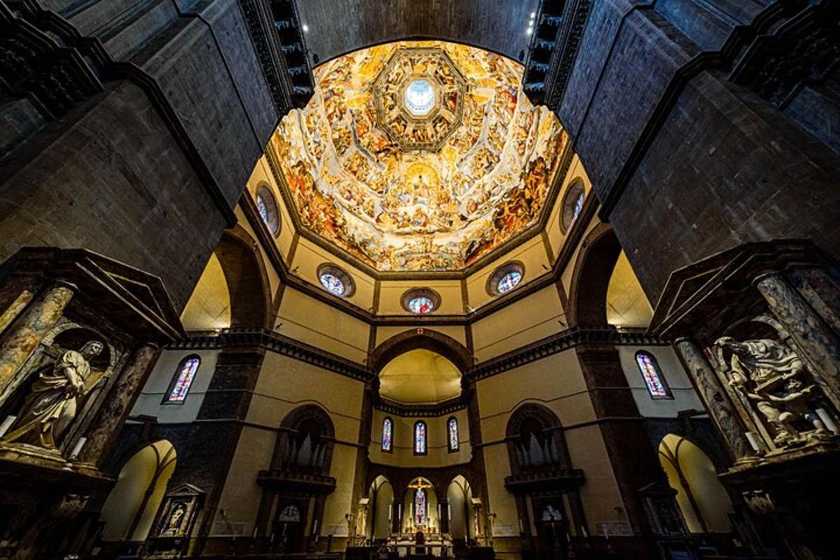 gereja besar dengan langit-langit dengan lampu gantung