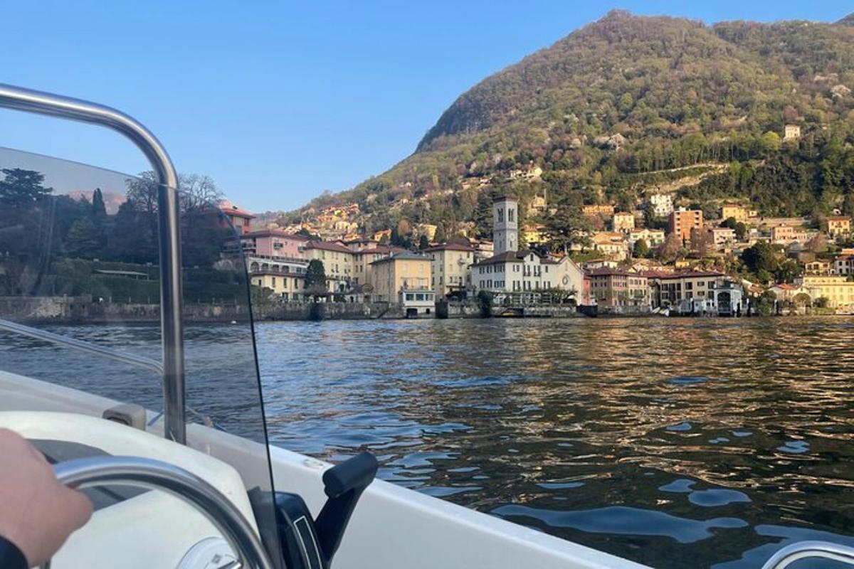 ein Boot auf dem Wasser mit einer Stadt auf einem Hügel