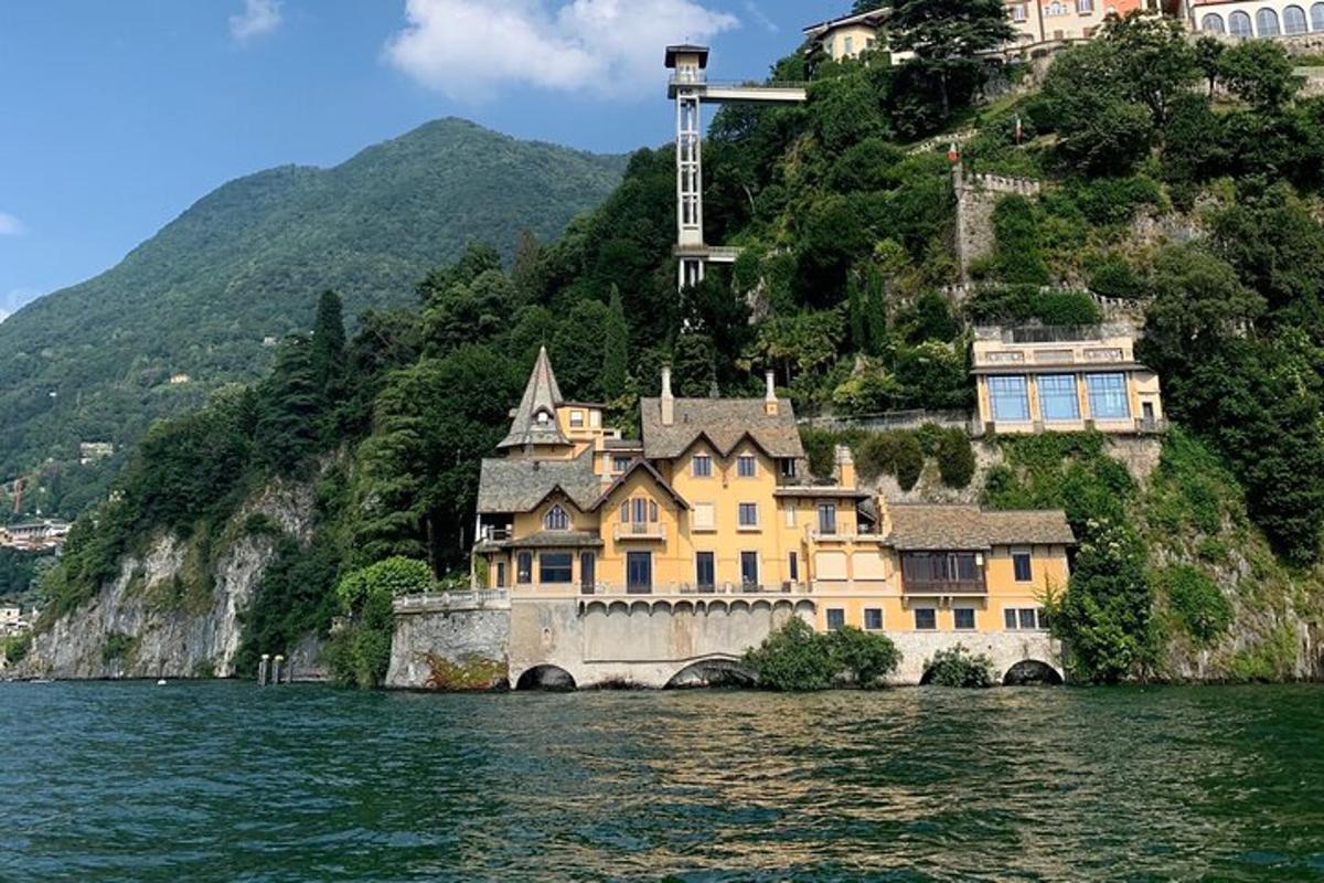 una casa en un turó al mig de l'aigua