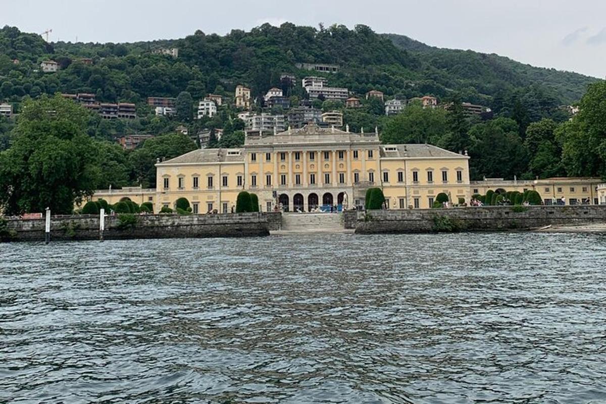 un gran edifici al costat d'una massa d'aigua
