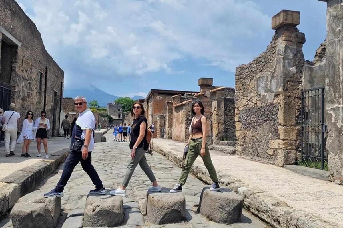 un grup de oameni care merg pe o stradă