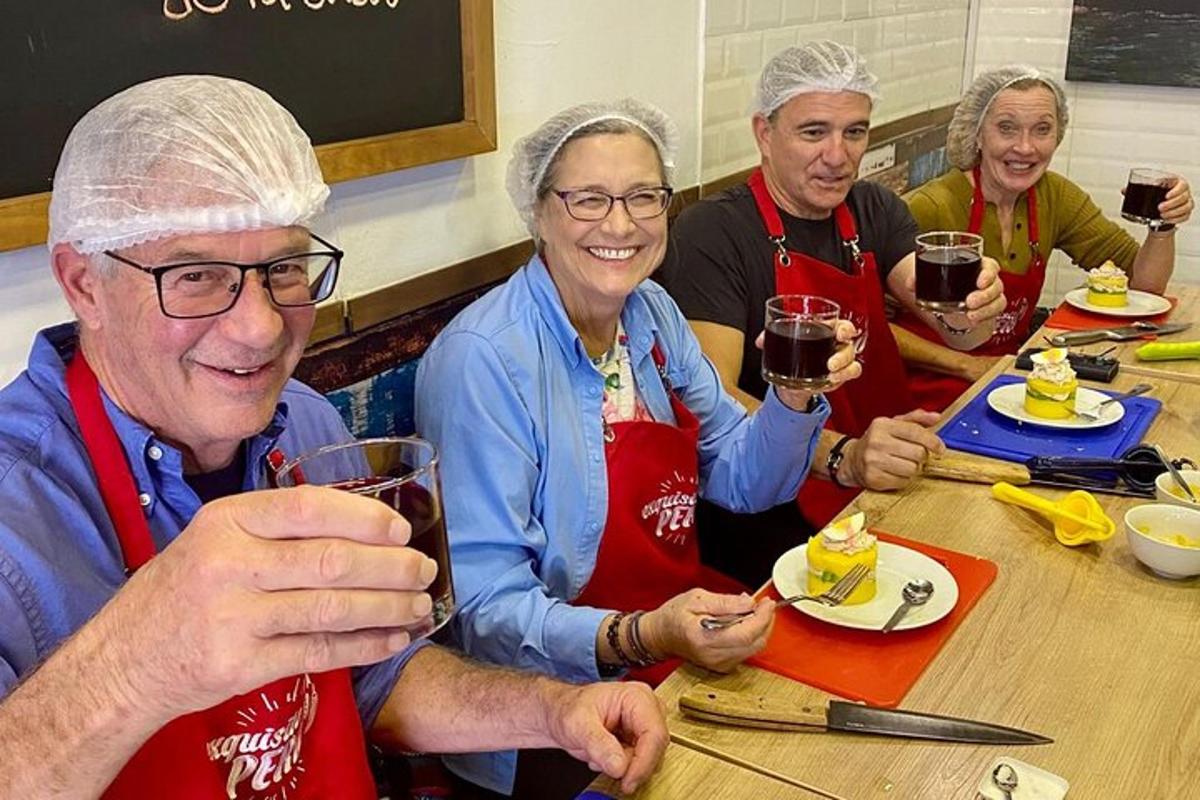 een groep mensen die aan een tafel zitten en wijn drinken