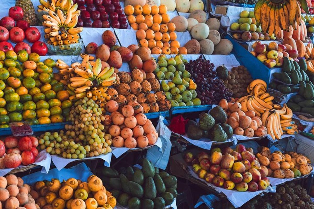 pameran buah-buahan dan sayur-sayuran di pasar