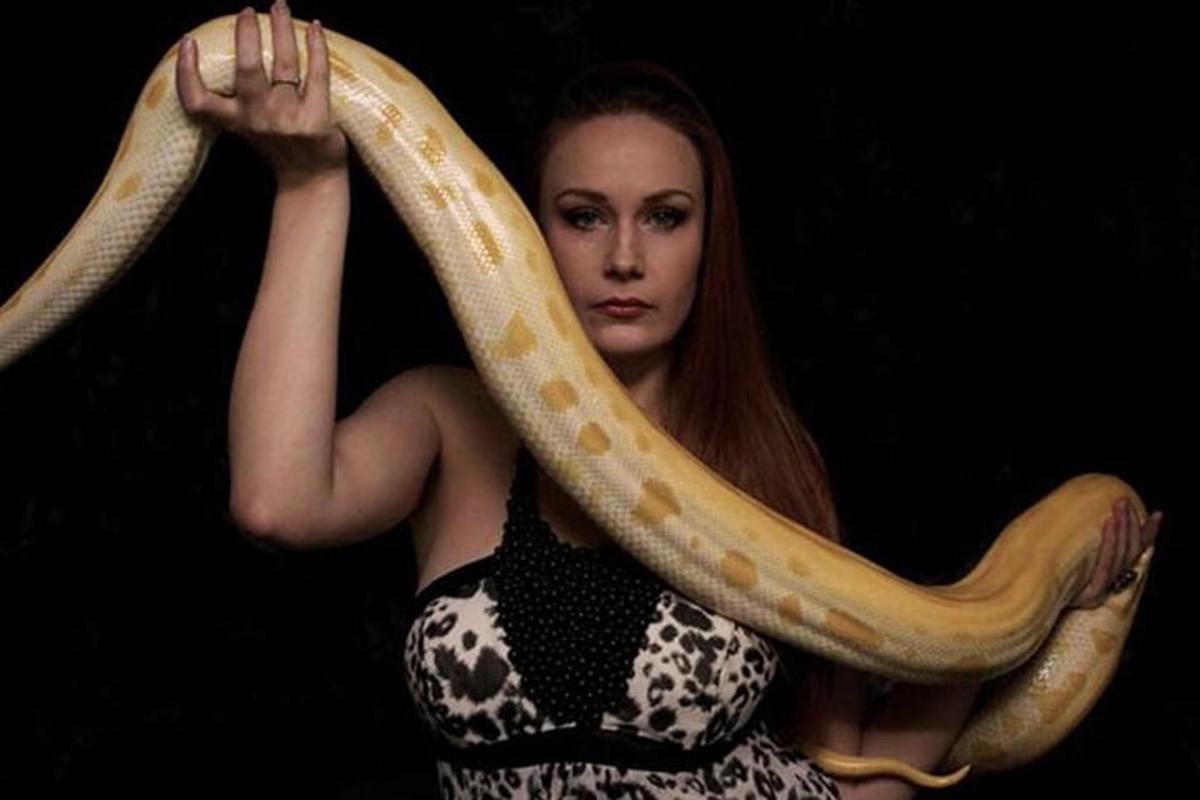en kvinne som holder en banan i en kjole