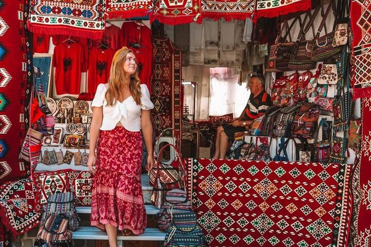 Una mujer parada frente a una tienda en un mercado.