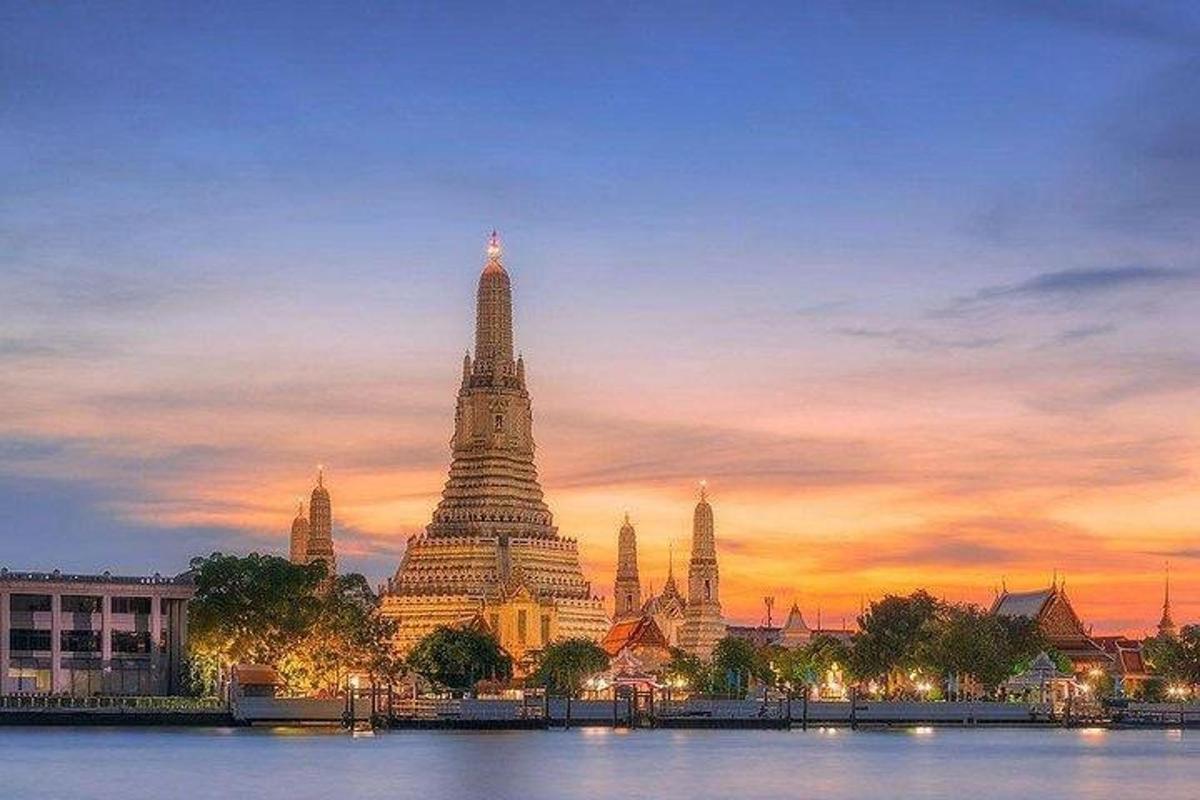 vista d'un gran edifici a la posta de sol