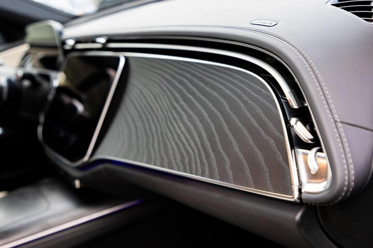 close up cermin pandangan sisi dalam kereta