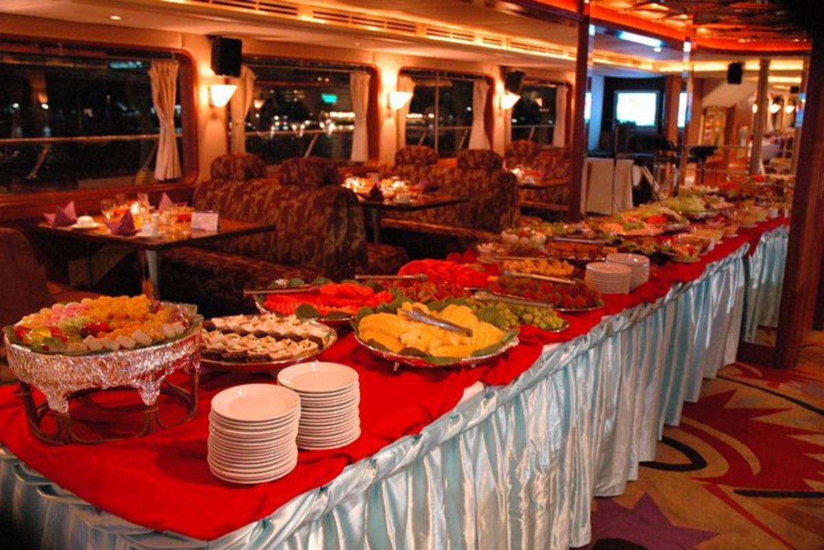 ein Buffet mit einem langen Tisch voller Essen
